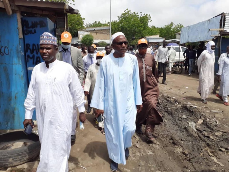 Tchad : le député Saleh Kebzabo s'est rendu au marché de Champ de fils. © Saleh Kebzabo/Facebook Tchad : le député Saleh Kebzabo s'est rendu au marché de Champ de fils. © Saleh Kebzabo/Facebook