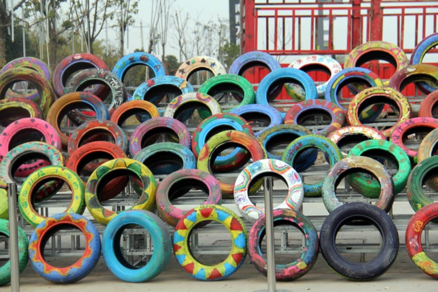 A group of car tires placed on Yima Road in Wuhu City, Anhui Province attracts attention. These scrap tires are graffiti with many beautiful color patterns, and there are interesting pictures of butterflies, dragonflies, frogs, happy monkeys and so on. There are also some blessing texts such as “dreams, health and happiness”. Li Qingsong/ People’s Daily Online A group of car tires placed on Yima Road in Wuhu City, Anhui Province attracts attention. These scrap tires are graffiti with many beautiful color patterns, and there are interesting pictures of butterflies, dragonflies, frogs, happy monkeys and so on. There are also some blessing texts such as “dreams, health and happiness”. Li Qingsong/ People’s Daily Online