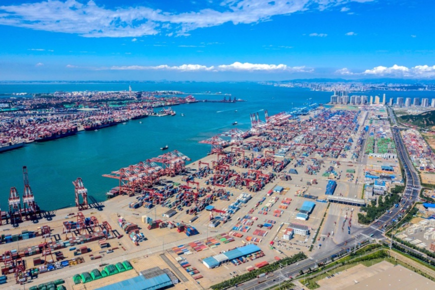 Photo taken on July 27 shows a busy scene in Qingdao Port, east China's Shandong province. People's Daily Online/Han Jiajun Photo taken on July 27 shows a busy scene in Qingdao Port, east China's Shandong province. People's Daily Online/Han Jiajun