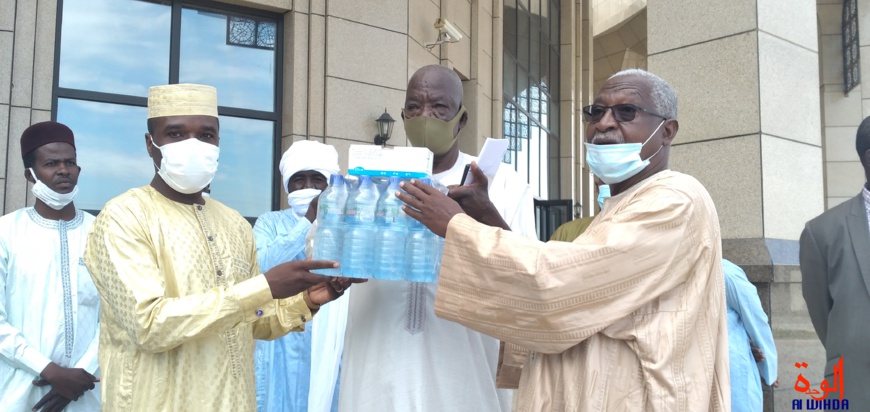 Tchad : intronisation de Maréchal, des jeunes font un don pour la cérémonie. © Ben Kadabio/Alwihda Info