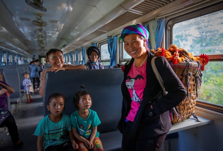 A woman takes a slow public service train to sell her chickens. People's Daily Online/Wan Shaoyu