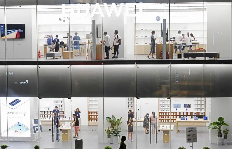 Customers visit a newly opened store of Chinese tech firm Huawei in a shopping mall of Changzhou, east China’s Jiangsu province, Aug. 5. It is the first authorized Huawei merchandise in Changzhou. (Photo by Xia Chenxi/People’s Daily Online)