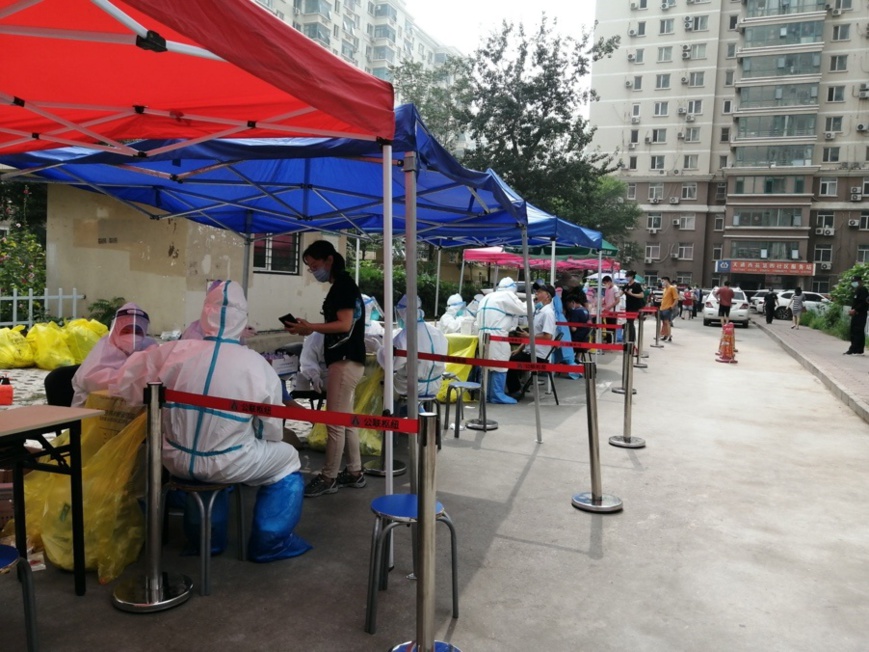 Citizens go through nucleic acid test in a residential complex in Changping district, Beijing on July 28. Photo by Du Jianpo/People’s Daily Online