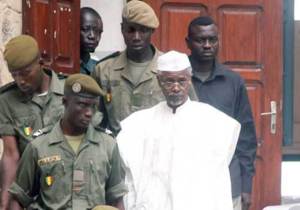 Hissein Habré escorté au Sénégal. Crédits photos :