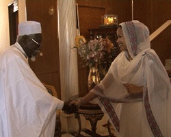 La Première Dame Hinda Déby a reçu ce matin le Groupe d’entraide à l’enseignement supérieur au Tchad, conduit par le professeur Boumbé Ndirimian. Crédits photos : dgcom