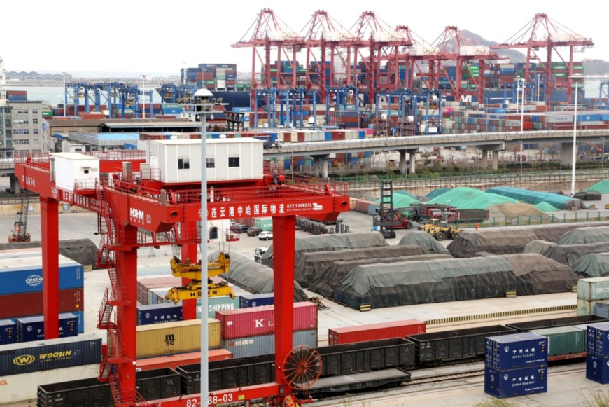 Cargos are being handled at China-Kazakhstan Lianyungang Logistics Cooperation Center, east China’s Jiangsu province, April 9. People’s Daily Online/Wang Chun