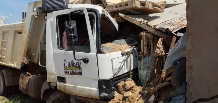 Tchad : une benne s'encastre dans une concession à N'Djamena. © Malick Mahamat/Alwihda Info