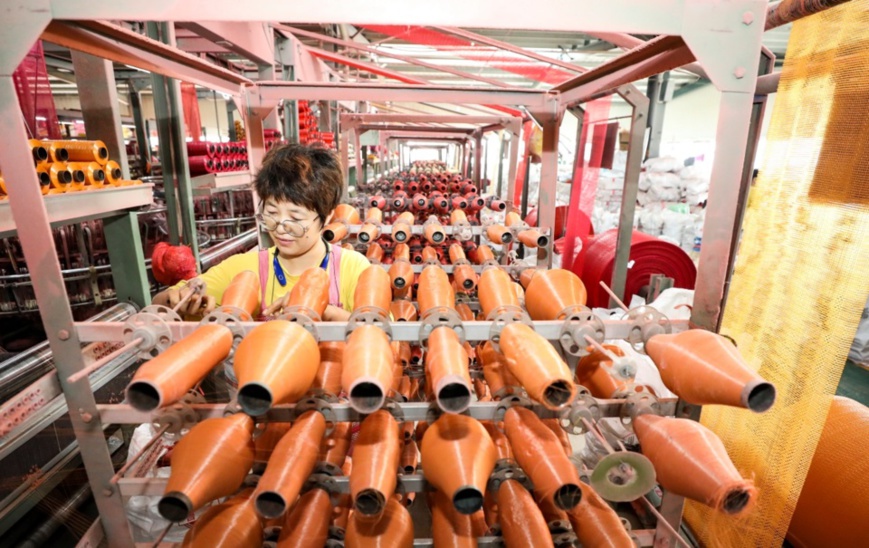 A woman produces woven bags in Zhenlongzhuang village, Hongxu township, Tengzhou, east China’s Shandong province, Aug. 11. People’s Daily Online/Zhao Qirui