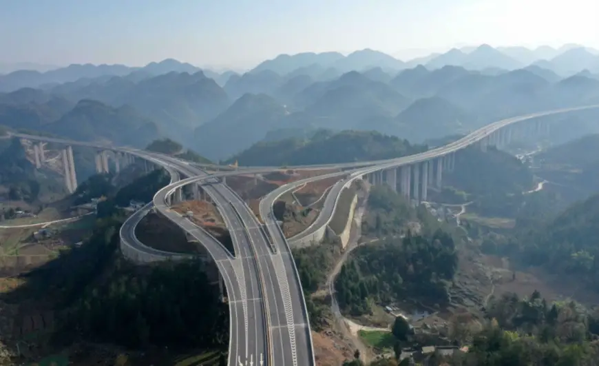 Photo taken on Dec. 4, 2019 shows the Jianshi-Enshi expressway in Hubei Province. Stretching 70.52 kilometers, the expressway is a key poverty-alleviation project launched by the State Council with a total investment of 8.4 billion yuan. Photo by Yang Shunpi/People’s Daily Online