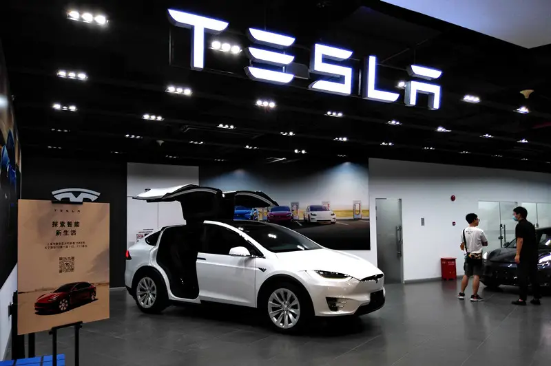 A newly opened Tesla store in Shanghai Daning International Commercial Plaza attracts many consumers, August 14. (By Yan Daming/People’s Daily Online)