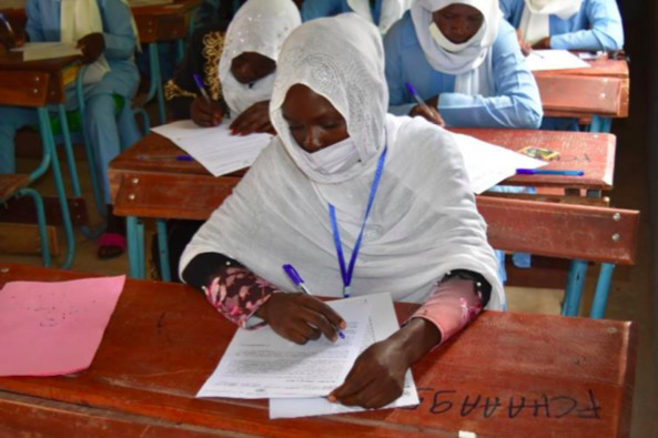Vue des candidats dans la salle d’examens du centre de Farchana, au Tchad. © UNHCR/ A. N Vue des candidats dans la salle d’examens du centre de Farchana, au Tchad. © UNHCR/ A. N