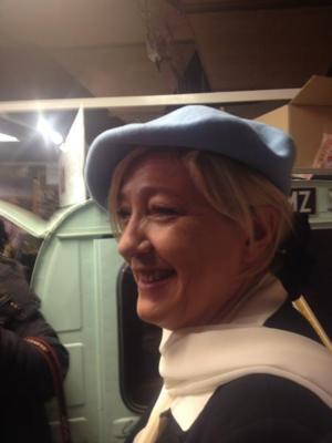 Marine Le Pen se voile la tête au salon du "made in France" à Paris