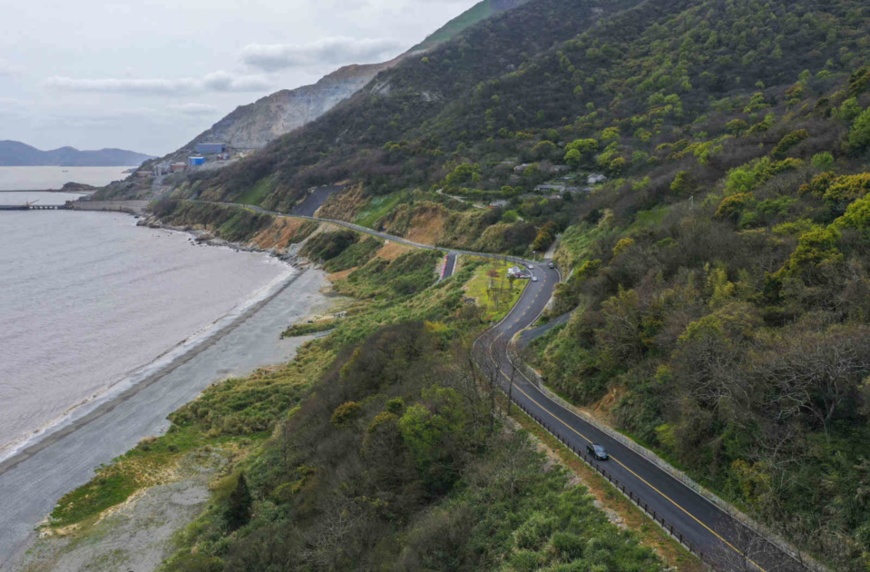 Tourists drive on the Luomen-Tangtou highway, Putuo District, Zhoushan, east China’s Zhejiang province, to appreciate the scenery along the route, April 5. (By Zhang Lei, People’s Daily Online)