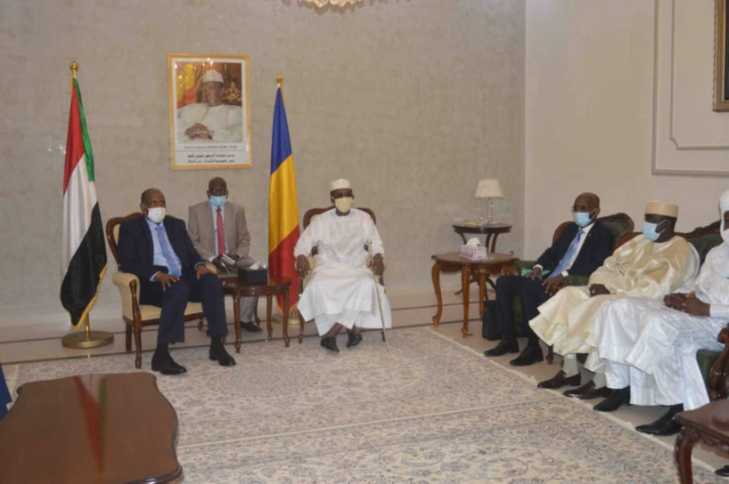 Tchad : Le président Déby a reçu le n°1 soudanais à Amdjarass Tchad : Le président Déby a reçu le n°1 soudanais à Amdjarass