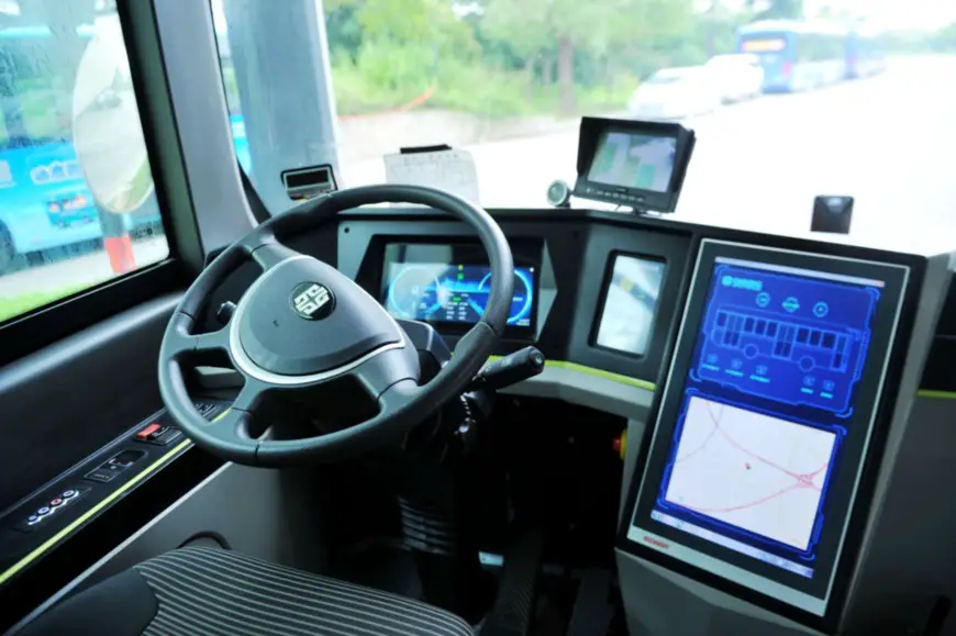 Photo taken on August 13 shows the cab of a smart self-driving bus in Xihai’an (West Coast) New Area of Qingdao, east China’s Shandong province. (Photo by Yu Fangping/People’s Daily Online)