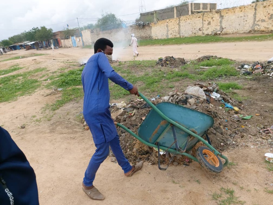 Tchad : des jeunes volontaires organisent une journée de salubrité à Guéréda