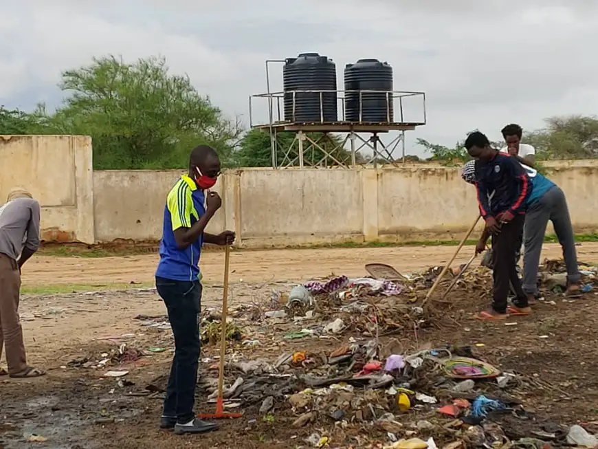 Tchad : des jeunes volontaires organisent une journée de salubrité à Guéréda