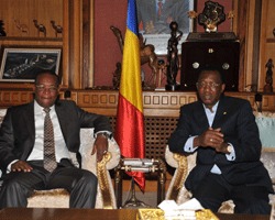 Le Président de la République Idriss Déby a accordé ce matin une audience au Haut représentant militaire de l’Union Africaine au Mali le Général Sékouba Konaté. Le guinéen a largement évoqué avec le Chef de l’Etat de la question du déploiement de la force internationale pour la reconquête du nord Mali Le Président de la République Idriss Déby a accordé ce matin une audience au Haut représentant militaire de l’Union Africaine au Mali le Général Sékouba Konaté. Le guinéen a largement évoqué avec le Chef de l’Etat de la question du déploiement de la force internationale pour la reconquête du nord Mali