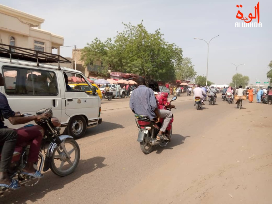 Des usagers dans la ville de N'Djamena, au Tchad. © Kelvin Djetoyo/Alwihda Info Des usagers dans la ville de N'Djamena, au Tchad. © Kelvin Djetoyo/Alwihda Info