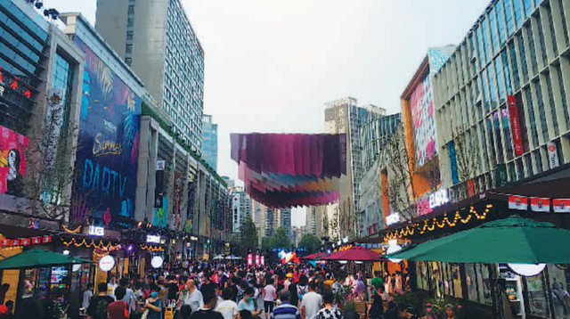 Photo shows the crowded Wangjing Walk. Photo from Beijing Business Today