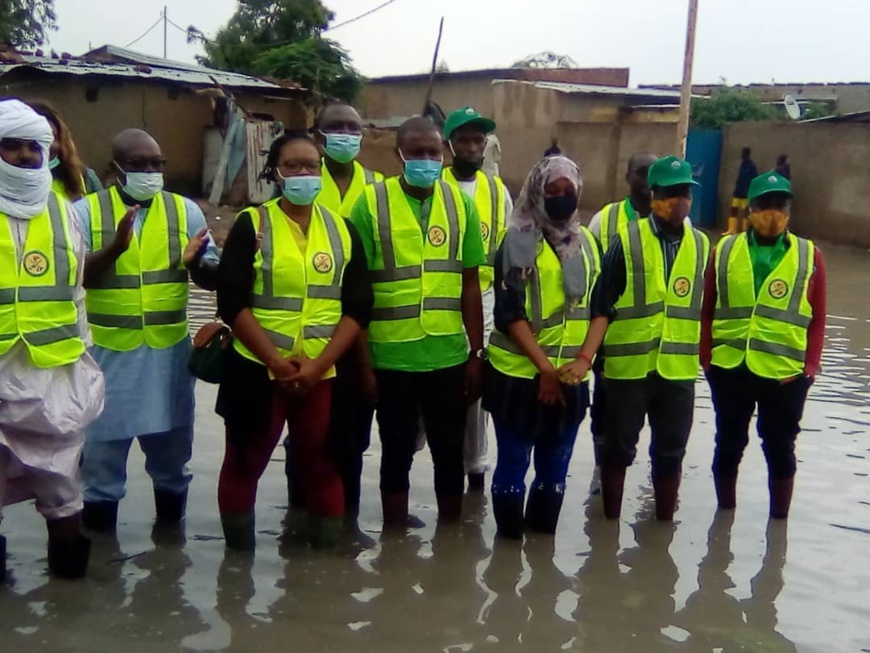 Tchad : le "cercle des jeunes" du MPS vient en aide aux sinistrés d'inondations. © Mahamat Abdramane Ali Kitire/Alwihda Info Tchad : le "cercle des jeunes" du MPS vient en aide aux sinistrés d'inondations. © Mahamat Abdramane Ali Kitire/Alwihda Info
