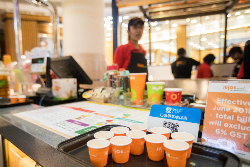 Photo taken on July 8, 2018 shows shops in Kuala Lumpur, capital city of Malaysia, introduce Alipay to attract Chinese tourists. Photo by Xu Kangping/People’s Daily Online