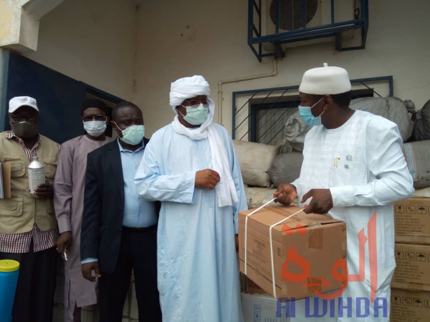 Tchad : des médicaments et machines à pulvérisation réceptionnés à Abéché. © Abba Issa/Alwihda Info Tchad : des médicaments et machines à pulvérisation réceptionnés à Abéché. © Abba Issa/Alwihda Info