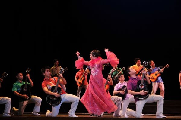 A stage photo of modern Peking Opera "Life Show". Photo from Wuhan Peking Opera troupes