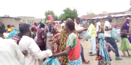 Tchad : Zilloul-Arch distribue des vivres dans le 7e arrondissement de N'Djamena. © Mahamat Abdramane Ali Kitire/Alwihda Info Tchad : Zilloul-Arch distribue des vivres dans le 7e arrondissement de N'Djamena. © Mahamat Abdramane Ali Kitire/Alwihda Info