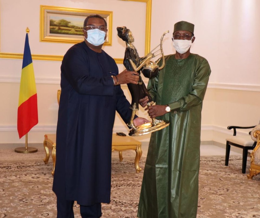 Tchad : un émissaire burkinabé reçu à Amdjarass par Idriss Déby. © PR Tchad : un émissaire burkinabé reçu à Amdjarass par Idriss Déby. © PR