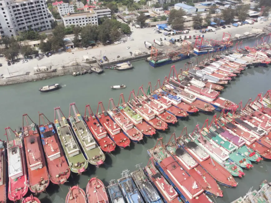 On April 29, fishing boats berth at the Dianjian fishing port, Qiaogang township of south China's Guangxi Zhuang Autonomous Region, as the summer fishing moratorium in the South China Sea is about to come. (Photo by Li Junguang/People's Daily Online)