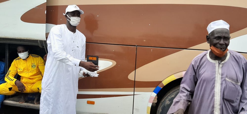 Tchad : des jeunes distribuent des masques dans les parcs de voyage à N'Djamena. © Abakar Chérif/Alwihda Info