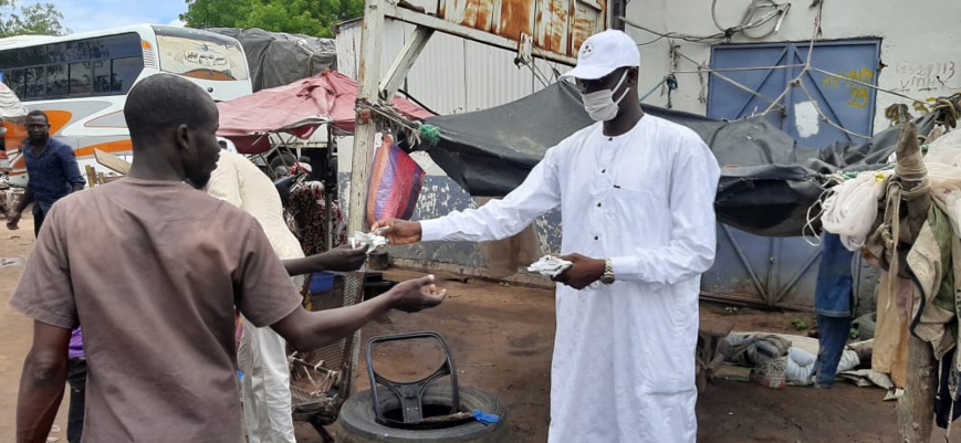Tchad : des jeunes distribuent des masques dans les parcs de voyage à N'Djamena. © Abakar Chérif/Alwihda Info