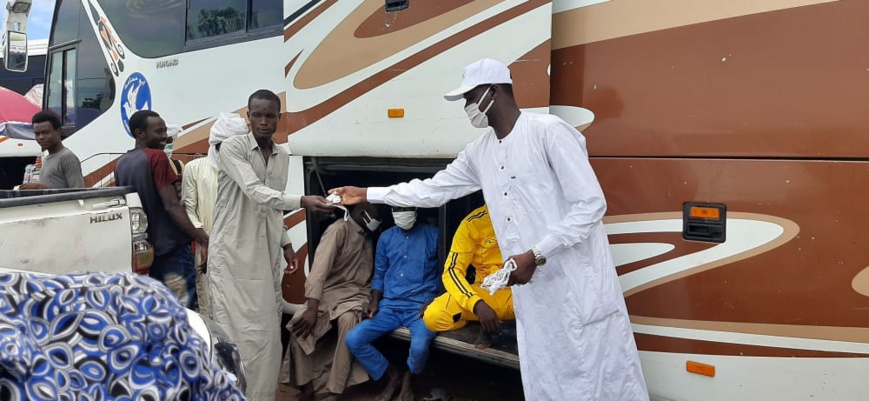 Tchad : des jeunes distribuent des masques dans les parcs de voyage à N'Djamena. © Abakar Chérif/Alwihda Info