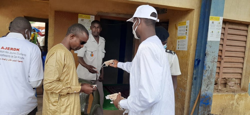 Tchad : des jeunes distribuent des masques dans les parcs de voyage à N'Djamena. © Abakar Chérif/Alwihda Info Tchad : des jeunes distribuent des masques dans les parcs de voyage à N'Djamena. © Abakar Chérif/Alwihda Info