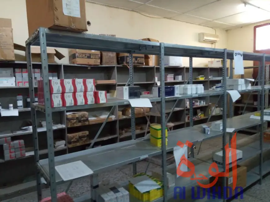 Une réserve de médicaments dans un centre de santé d'Abéché. Illustration © Abba Issa/Alwihda Info