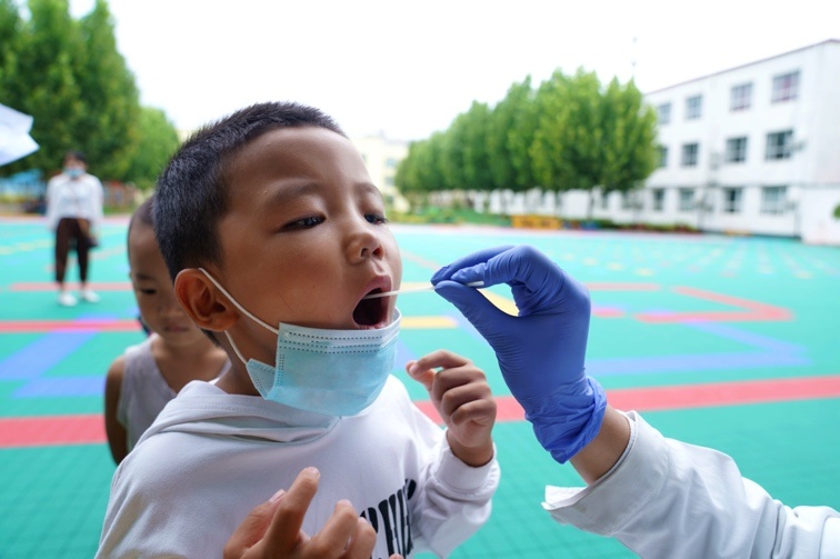 A child is taking the COVID-19 nucleic acid testing in North China’s Hebei Province, Xingtai City on August 24. Photo by Hu Liangchuan/People’s Daily Online