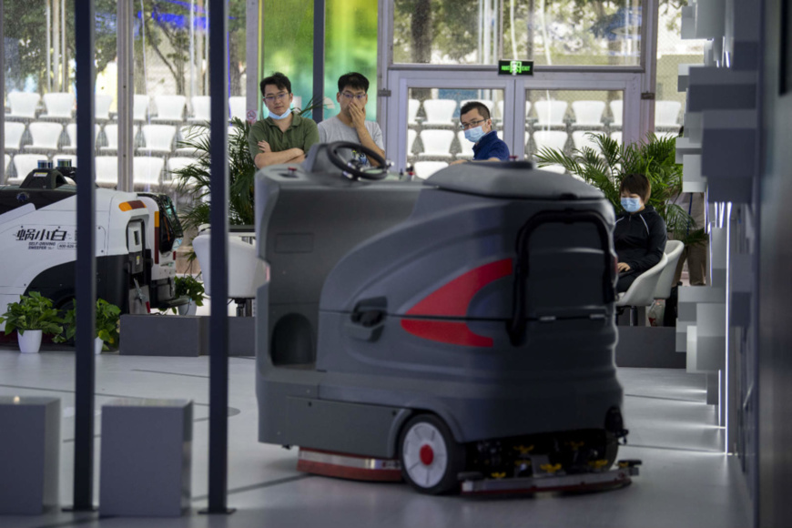 On Sept.1, technicians adjust equipment in the service robots exhibition zone of the thematic exhibition pavilion of the 2020 China International Fair for Trade in Services (CIFTIS). (Photo by Weng Qiyu/People’s Daily Online)