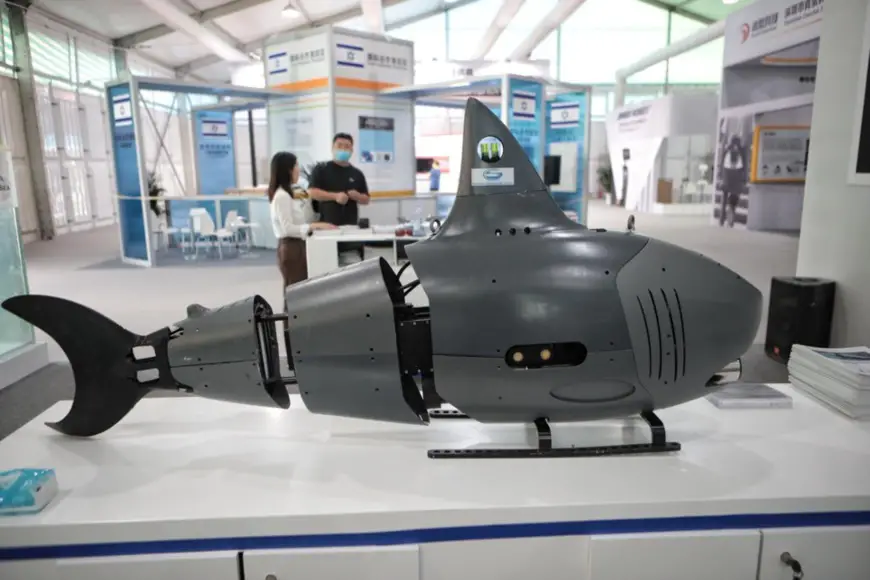 Photo shows a robot in the shape of a shark exhibited at the service robot exhibition area of the 2020 China International Fair for Trade in Services (CIFTIS). The robot is able to carry out operations on ocean exploration. (Photo/The Beijing News)