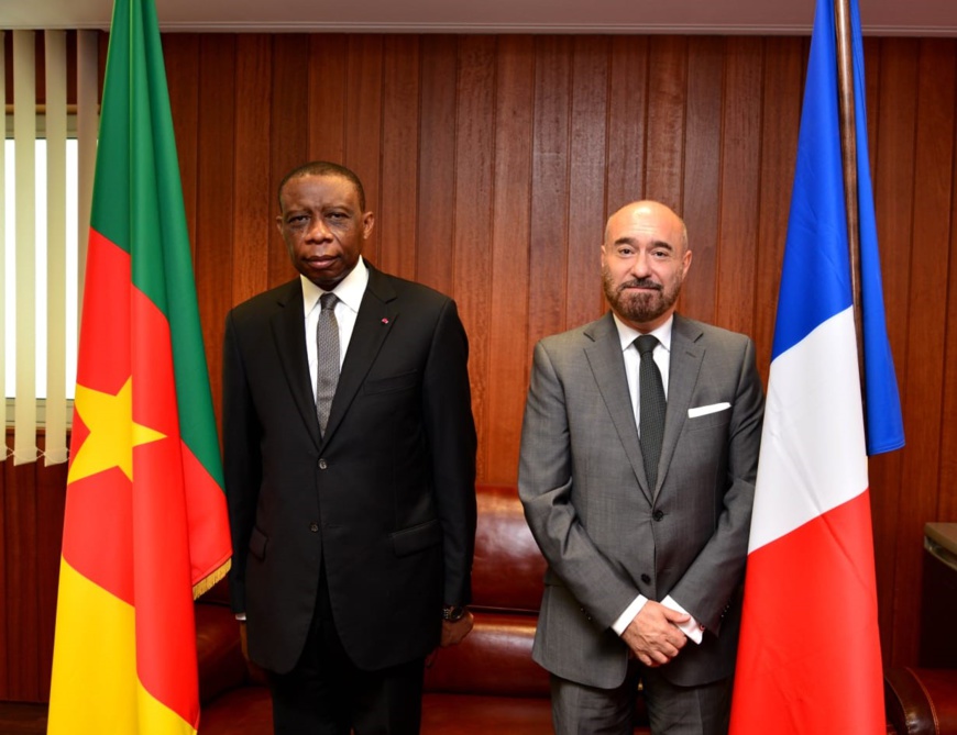 L’ambassadeur du Cameroun en France, André-Magnus Ekoumou (à gauche) et Pierre-Christian Soccoja, directeur-adjoint du protocole d’Etat et des événements diplomatiques (à droite).