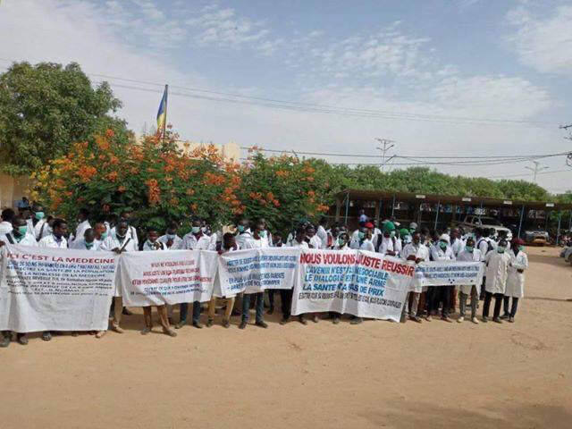 Tchad : des étudiants de l’Université Adam Barka interpellent le chef de l’État. © DR