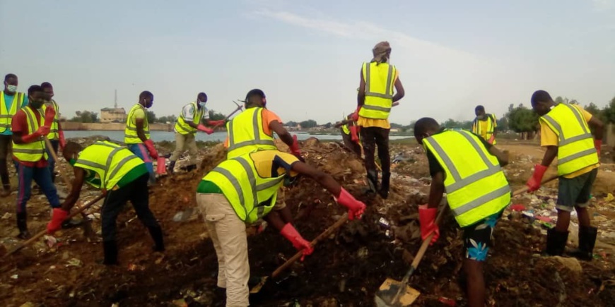 Tchad : face aux inondations, des jeunes se mobilisent pour une action de salubrité à Dembé. © Mahamat Abdramane Ali Kitire/Alwihda Info