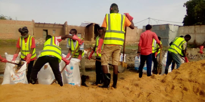 Tchad : face aux inondations, des jeunes se mobilisent pour une action de salubrité à Dembé. © Mahamat Abdramane Ali Kitire/Alwihda Info