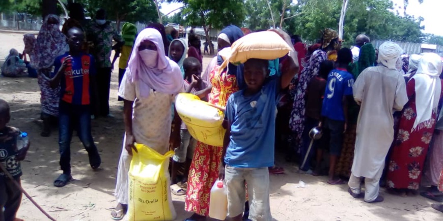 Tchad : le parti UNDR apporte une assistance aux victimes d'inondations. © Mahamat Abdramane Ali Kitire/Alwihda Info Tchad : le parti UNDR apporte une assistance aux victimes d'inondations. © Mahamat Abdramane Ali Kitire/Alwihda Info