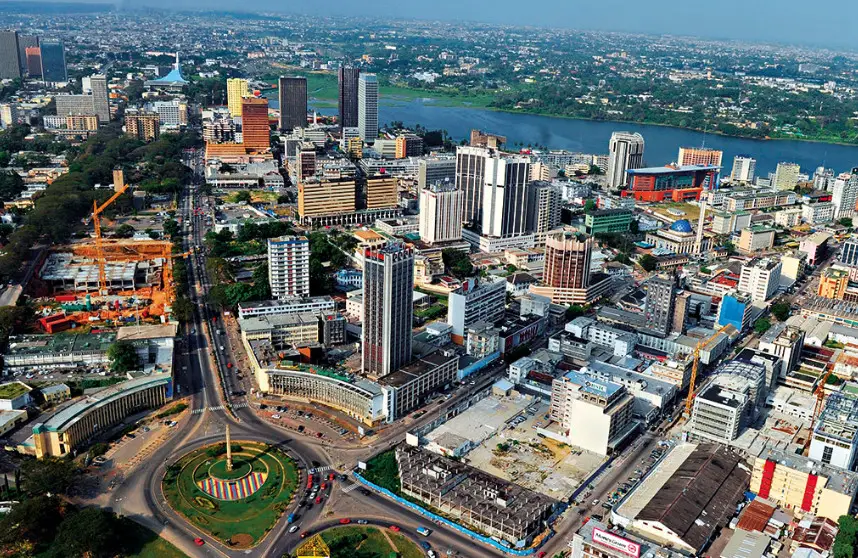 La capitale économique ivoirienne Abidjan, avec au premier plan la commune du plateau, centre des affaires
