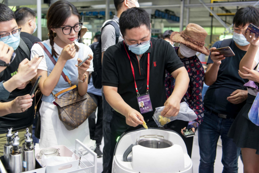 An exhibitor demonstrates the functions of a robot chef to journalists in the service robots exhibition zone of the thematic exhibition pavilion of the 2020 China International Fair for Trade in Services (CIFTIS), Spet.1. (Photo by Weng Qiyu/People’s Daily Online) An exhibitor demonstrates the functions of a robot chef to journalists in the service robots exhibition zone of the thematic exhibition pavilion of the 2020 China International Fair for Trade in Services (CIFTIS), Spet.1. (Photo by Weng Qiyu/People’s Daily Online)