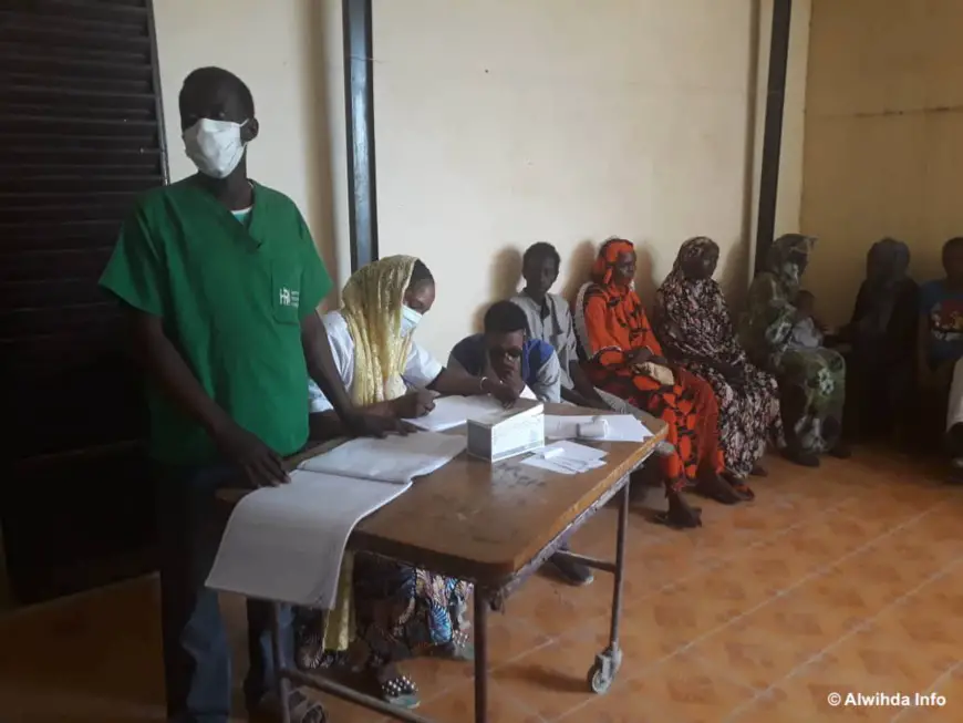 Des patients dans une salle d'attente à l"hôpital provincial d'Abéché. © Abba Issa/Alwihda Info