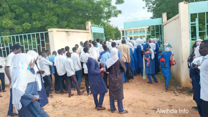 Des candidats au baccalauréat à l'entrée d'un centre d'examen au Tchad. © Mahamat Issa Gadaya/Alwihda Info