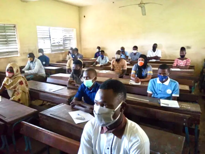 Des candidats dans un centre d'examen à Moundou. © Golmem Ali/Alwihda Info