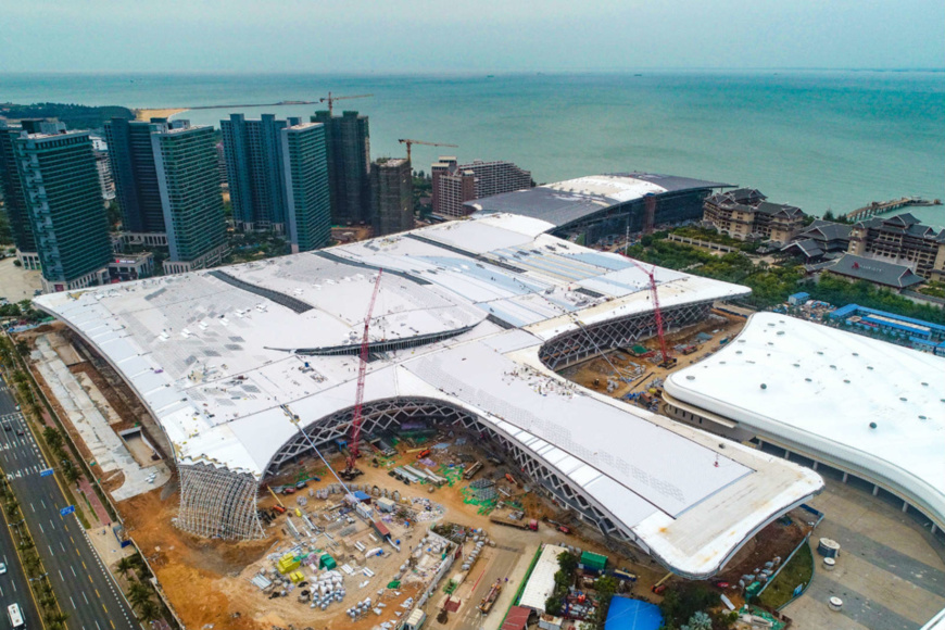 Photo taken on April 2 shows the construction site of the second phase of the Hainan International Convention and Exhibition Center project. Photo by Wang Chenglong/People’s Daily Online Photo taken on April 2 shows the construction site of the second phase of the Hainan International Convention and Exhibition Center project. Photo by Wang Chenglong/People’s Daily Online